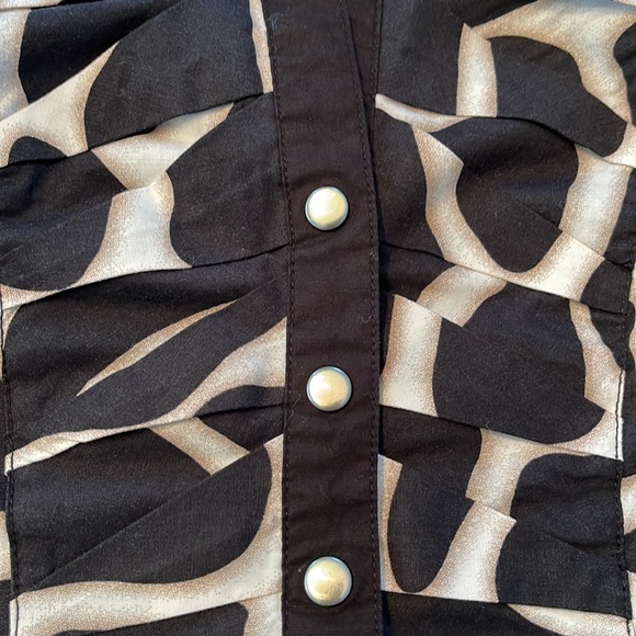 Sleeveless Blouse Snap Front in Safari Print - Picture 5 of 6
